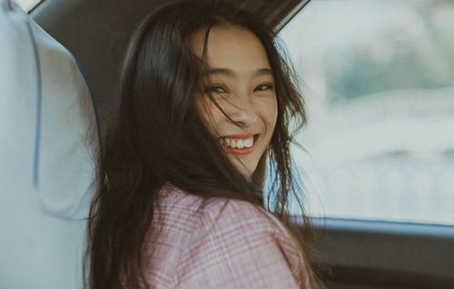 韩国最新娱乐圈吃瓜事件,神秘恋情曝光，明星A与B的甜蜜秘密引热议